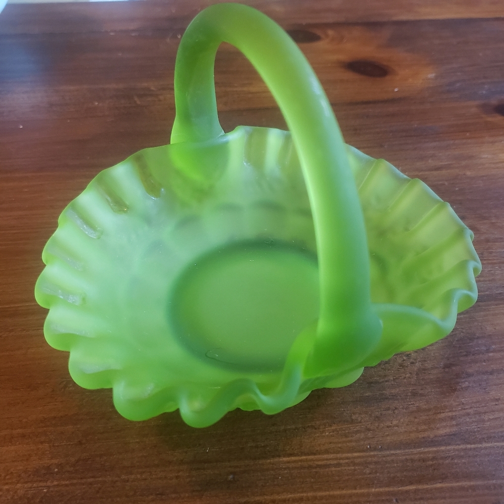 Vintage Westmoreland green frosted glass small basket - Picture 3 of 6
